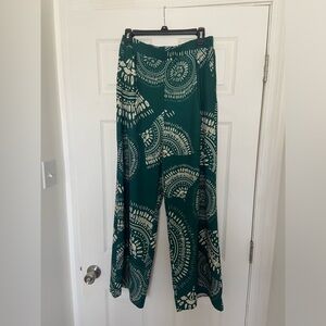 Size medium.Waist measures 28”. Side zip closure. Elastic back. Inseam 29”